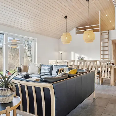 In With 6 Bedrooms, Sauna And Indoor Swimming Pool 度假居 *