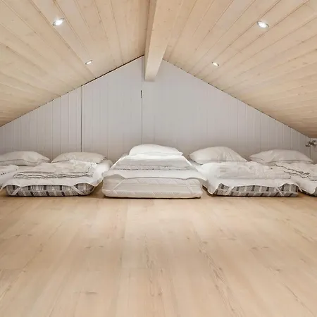 In With 6 Bedrooms, Sauna And Indoor Swimming Pool *