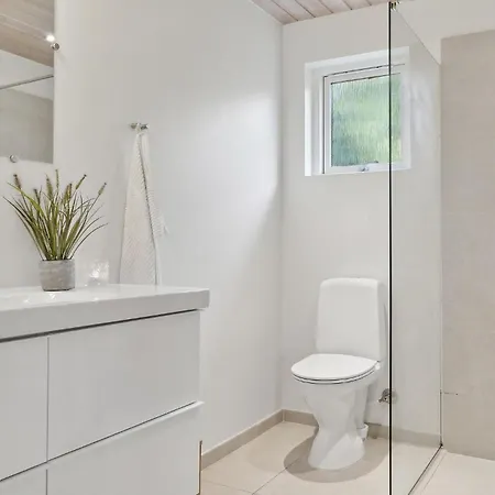 In With 6 Bedrooms, Sauna And Indoor Swimming Pool 度假居 *