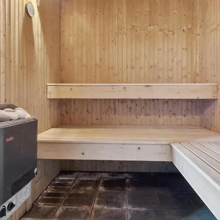 In With 6 Bedrooms, Sauna And Indoor Swimming Pool