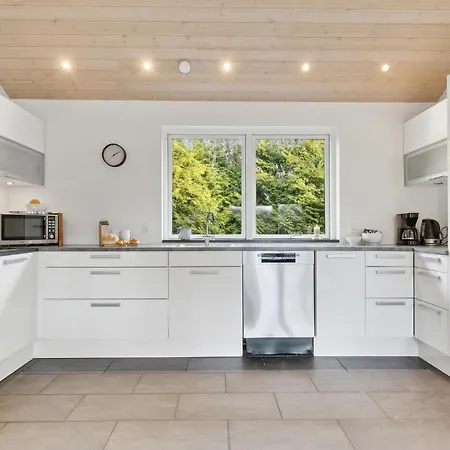 In With 6 Bedrooms, Sauna And Indoor Swimming Pool 度假居 *