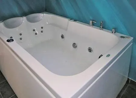 In With 6 Bedrooms, Sauna And Indoor Swimming Pool *